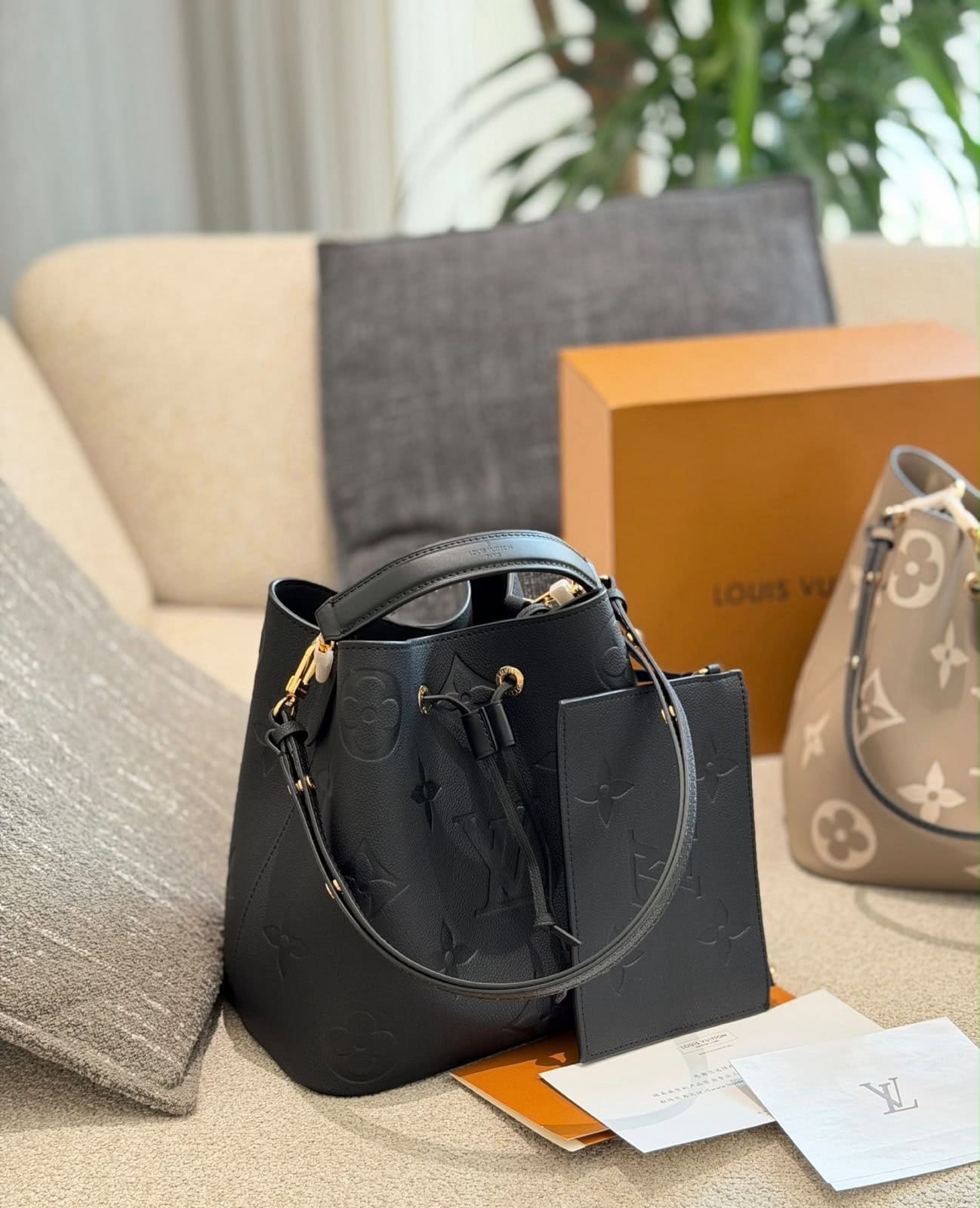 Louis Vuitton Neoneo Bag