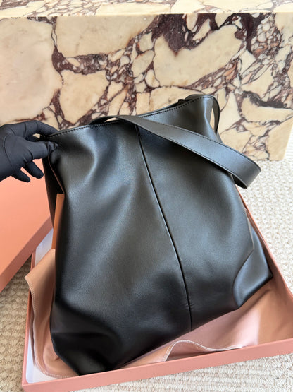 Cuero | Logo Embossed Hobo Shoulder Bag - Noir Black