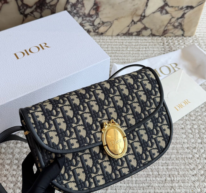 Cuero | Bobby East-West Bag – Black Oblique