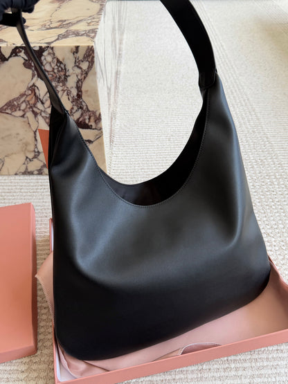 Cuero | Logo Embossed Hobo Shoulder Bag - Noir Black