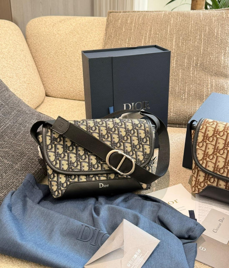 Cuero | CD Signature Messenger Bag