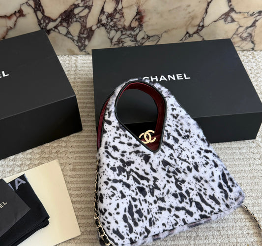 Cuero | Spotted Faux Fur V-Cut Chain Tote - White Black