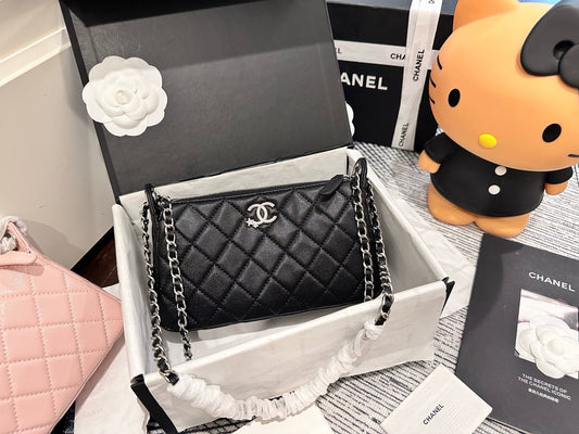 Cuero | Diamond Quilted Zip Pouch Shoulder Bag - Noir Black