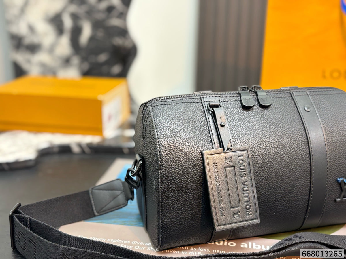 Cuero | Logo Plaque Barrel Crossbody Duffle Bag - Noir Black
