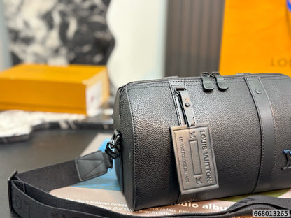 Cuero | Logo Plaque Barrel Crossbody Duffle Bag - Noir Black
