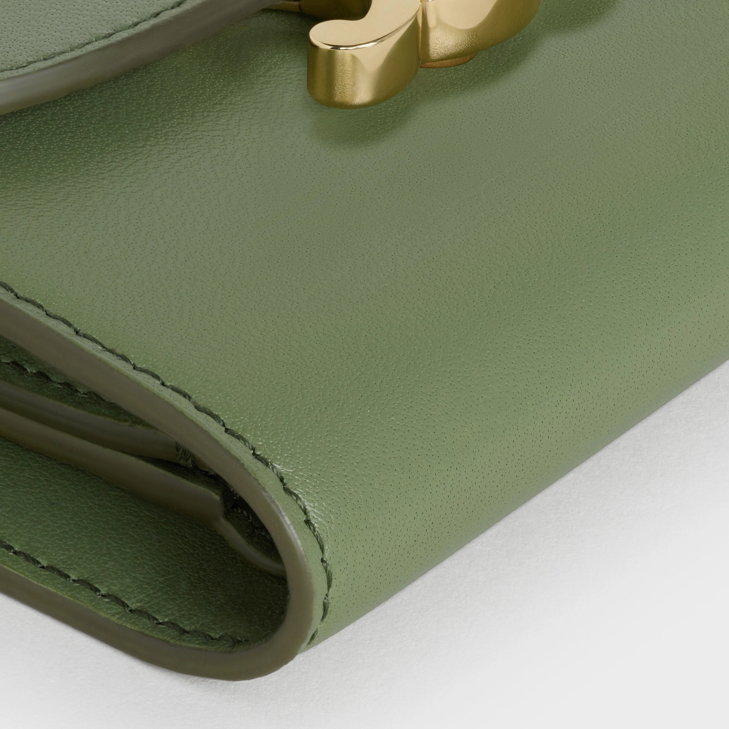 Cuero | SMALL WALLET TRIOMPHE IN SHINY CALFSKIN LIPSTICK