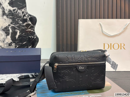 Cuero | Logo Embossed Crossbody Messenger Bag - Noir Black
