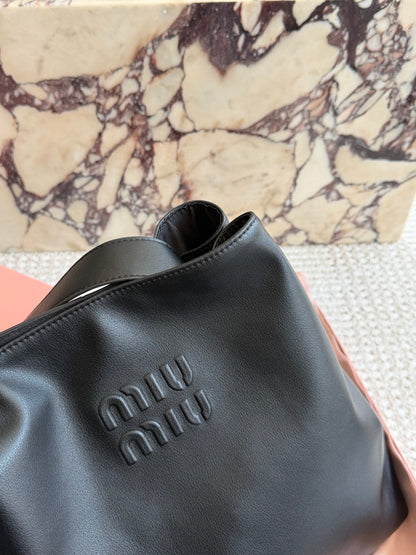 Cuero | Logo Embossed Hobo Shoulder Bag - Noir Black
