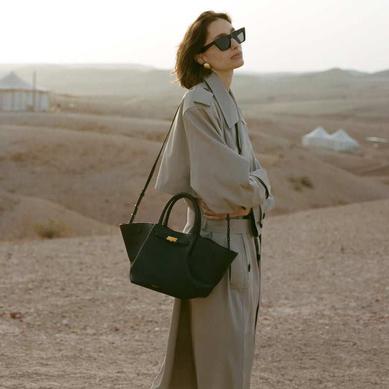 Cuero | Demellier The Midi New York Black small Grain Ecru Stitching