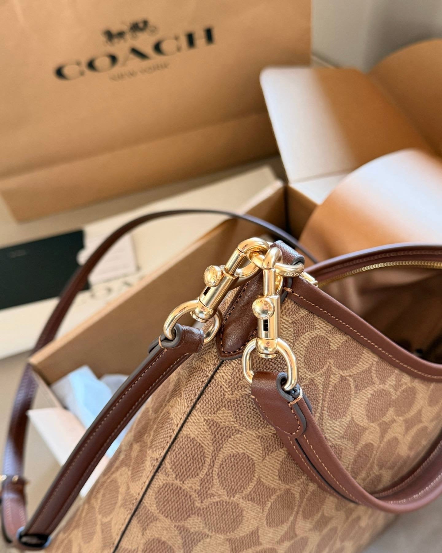 Cuero | Laurel Shoulder Bag In Signature Canvas