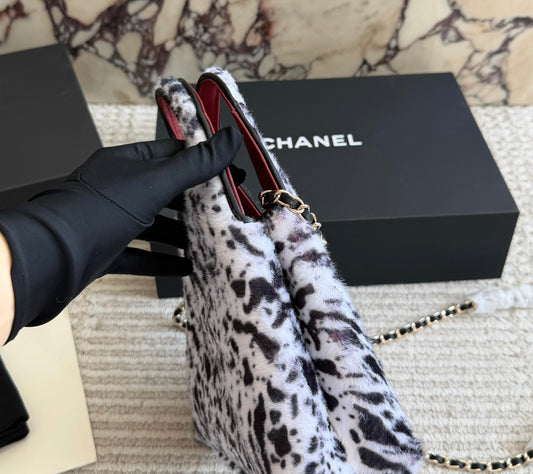 Cuero | Spotted Faux Fur V-Cut Chain Tote - White Black