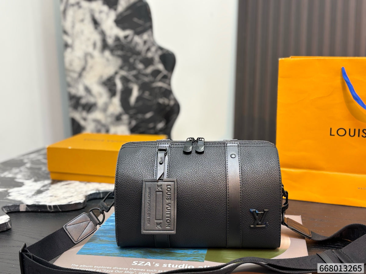 Cuero | Logo Plaque Barrel Crossbody Duffle Bag - Noir Black