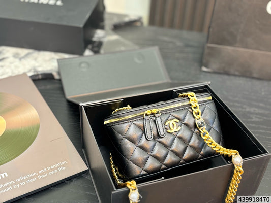 Cuero | Quilted Chain Crossbody Vanity Bag - Noir Black