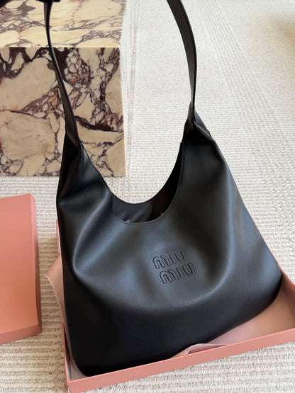 Cuero | Logo Embossed Hobo Shoulder Bag - Noir Black