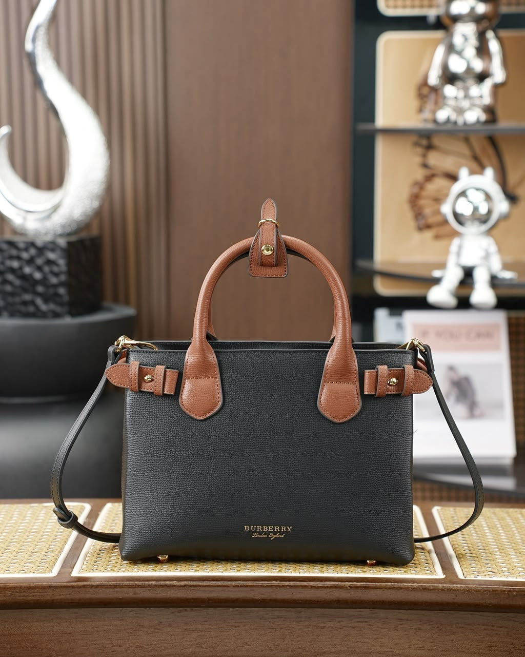 Burberry Banner Tote – Grain Leather with Check Lining