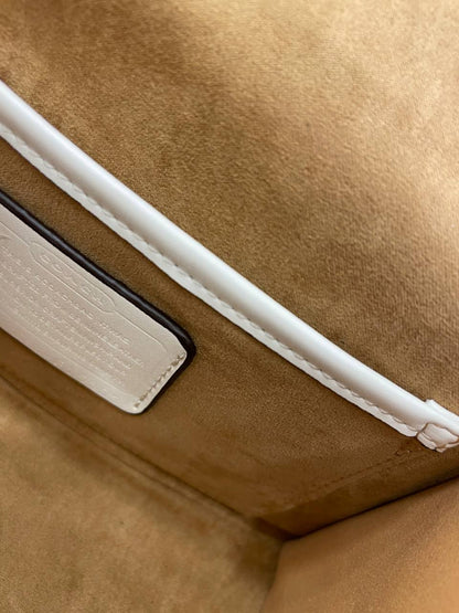 Cuero | 𝐏𝐞𝐩𝐩𝐞𝐫 𝐒𝐚𝐭𝐜𝐡𝐞𝐥 𝐈𝐧 𝐖𝐡𝐢𝐭𝐞