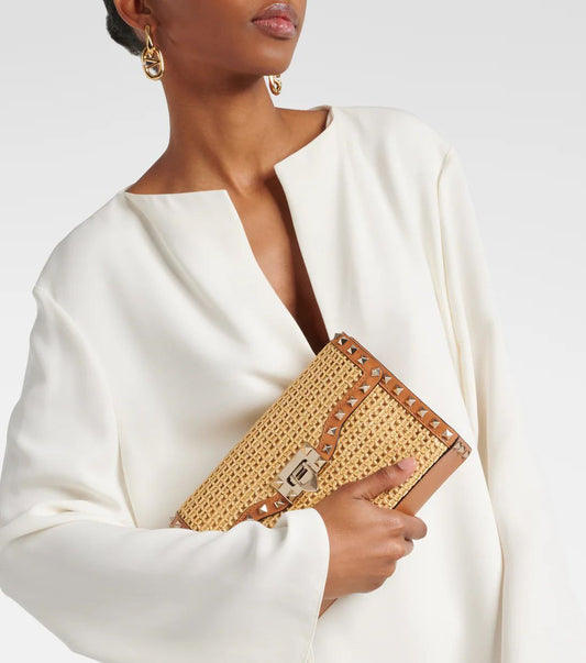 Cuero | Garavani Raffia Calfskin Small Rockstud Flip lock Crossbody Bag