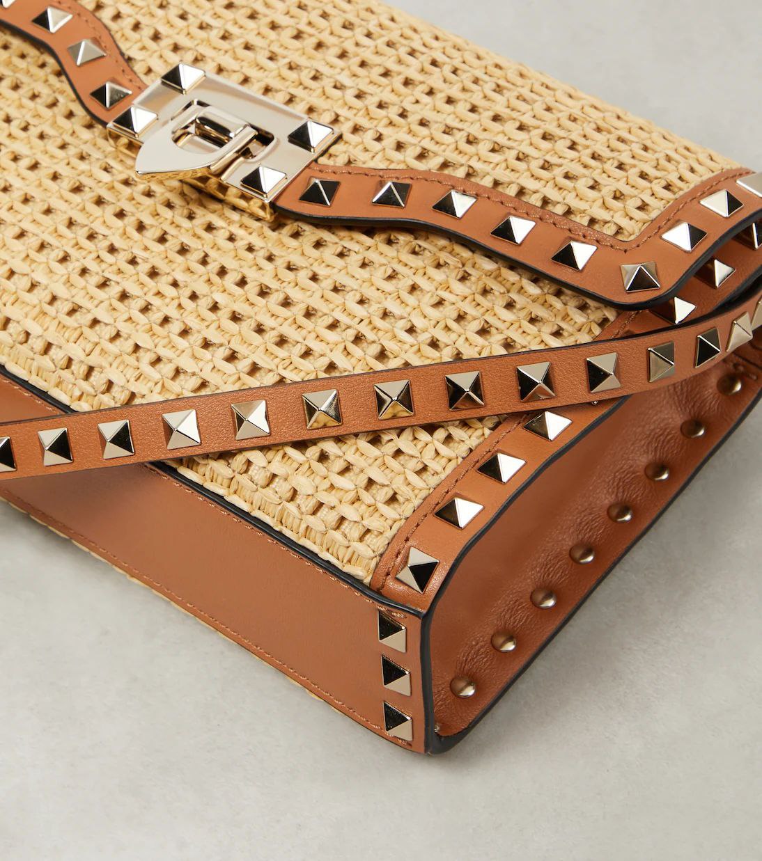 Cuero | Garavani Raffia Calfskin Small Rockstud Flip lock Crossbody Bag