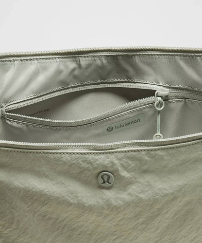 Cuero | Lululemon Slouchy Sling Bag 6L - Fog Green